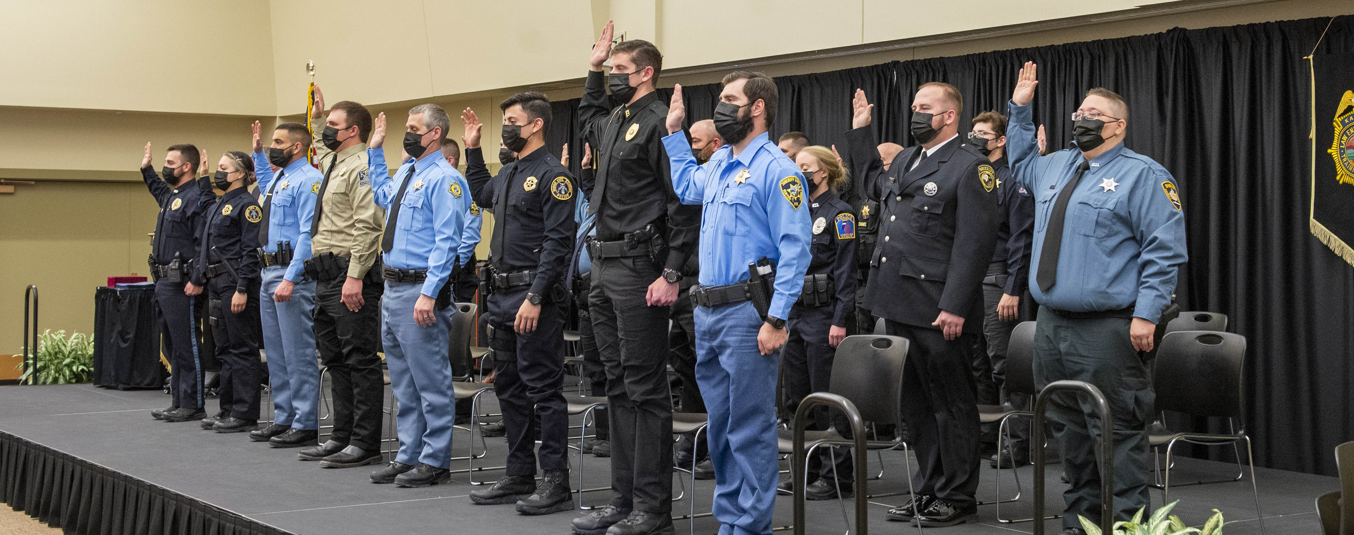 The 288th basic training class recites the oath of office.